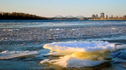 Красивое зрелище: зимний ледоход на Днепре (ВИДЕО)