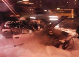 В Киеве сгорел автомобиль. Внутри были пассажиры (ФОТО)