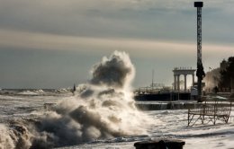 Девушку смыло в море