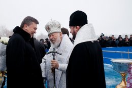 Пока Янукович и Азаров святили воду, людям предложили "идти по льду или полететь" (ФОТО)