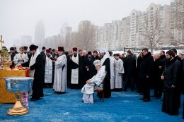 Пока Янукович и Азаров святили воду, людям предложили "идти по льду или полететь" (ФОТО)