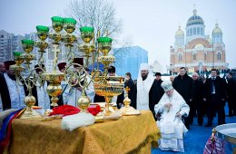 Пока Янукович и Азаров святили воду, людям предложили "идти по льду или полететь" (ФОТО)