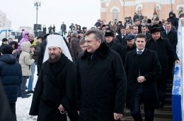 Пока Янукович и Азаров святили воду, людям предложили "идти по льду или полететь" (ФОТО)