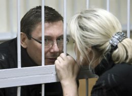 Юрия Луценко отвезли в частную клинику на операцию