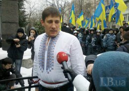 Оппозиционер приковал себя наручниками возле Администрации Президента (ФОТО)