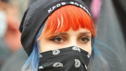 Обнимающиеся студенты подрались с митингующими за Тимошенко