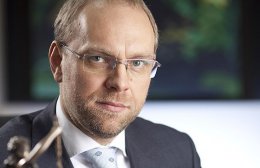 Сергей Власенко: «Моя бывшая супруга стучала в мою дверь ногами»