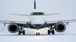 Европейские аэропорты отменили сотни рейсов из-за снегопадов