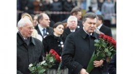 Президент Украины возложил цветы к памятникам Шевченко и Грушевского в честь Дня Соборности