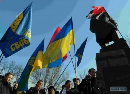 По случаю Дня Соборности сталинисты подрались со свободовцами (ФОТО+ВИДЕО)