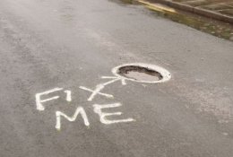 Тайный доброжелатель пометил все ямы на дорогах (ФОТО)