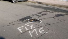 Тайный доброжелатель пометил все ямы на дорогах (ФОТО)