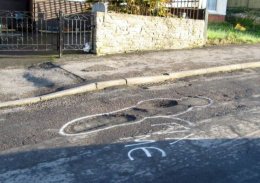 Тайный доброжелатель пометил все ямы на дорогах (ФОТО)