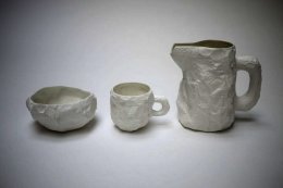 В тренде этого года оказалась помятая посуда