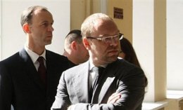 Как защитники Юлии Тимошенко сбежали от следователя, который вручал им подозрение (ВИДЕО)