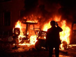 Чрезвычайная ситуация в Азербайджане: люди жгут отели и автомобили (ВИДЕО)