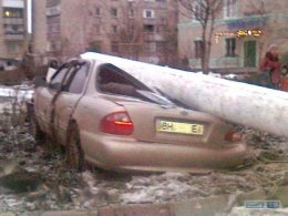 Под Одессой автомобиль сбил бетонный столб и был раздавлен (ФОТО)