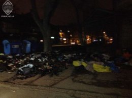 Неизвестные закидали одесситов обувью (ФОТО)