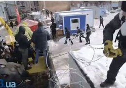 Активисты "Гражданской позиции" снесли забор и побили охранников