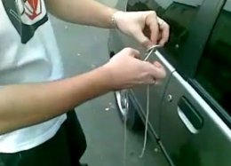 Самые простые способы открыть машину без ключа (ВИДЕО)