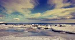 В Одессе прибрежную полосу сковал лед (ФОТО)