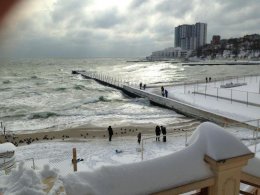 В Одессе прибрежную полосу сковал лед (ФОТО)