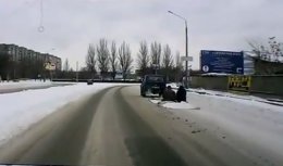 Экстремальная езда на ковре по улицам Запорожья (ВИДЕО) Экстремальная езда на ковре по улицам Запорожья (ВИДЕО)