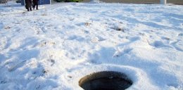 Ребёнок, катаясь на санках угодил в открытый люк