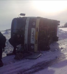 Из перевернутого автобуса людей доставали через лобовое стекло (ФОТО)