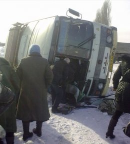 Из перевернутого автобуса людей доставали через лобовое стекло (ФОТО)