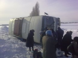 Из перевернутого автобуса людей доставали через лобовое стекло (ФОТО)