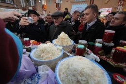 Жириновскому так понравилась квашеная капуста, что он отправился за ней на рынок (ФОТО)