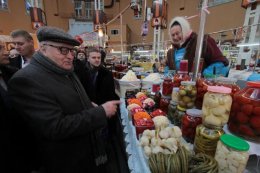 Жириновскому так понравилась квашеная капуста, что он отправился за ней на рынок (ФОТО)