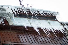 Гигантские сосульки в Одессе падают на головы прохожим и разбивают автомобили (ФОТО) Гигантские сосульки в Одессе падают на головы прохожим и разбивают автомобили (ФОТО)