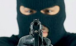 Парень, угрожая пистолетом,  хотел ограбить посетителей интернет-заведения
