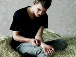 Что заставляет детей заниматься членовредительством