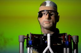 В Лондонском Научном музее на обозрение выставили бионического робота (ВИДЕО)