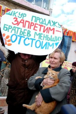 Зоозащитники принесли на акцию против торговцев кошачьими шкурками котов (ФОТО)