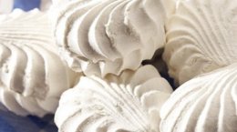 Влюбленный высыпал к ногам своей девушки тонну зефира... прямо из самосвала