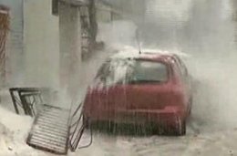 В Киеве автомобиль раздавило сосульками (ФОТО)