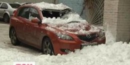 В Киеве автомобиль раздавило сосульками (ФОТО)