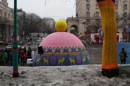 Проект "Теплый Киев" - Крещатик утеплили, потратив 300 кило пряжи! (ФОТО)