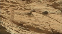 «Кьюриосити» нашел на Марсе непонятный блестящий объект (ФОТО)