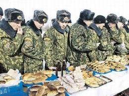 Российские солдаты переходят на «шведский стол»