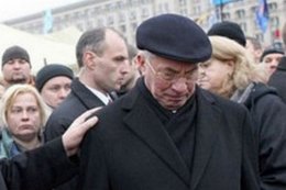 Слезами Азарова дороги не починишь (ФОТО)