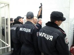 Оппозиционных депутатов выводили из здания суда с помощью «Грифона» (ФОТО)