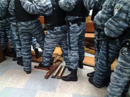 Бойцы «Беркута» выгнали оппозиционных депутатов из Печерского суда (ВИДЕО)