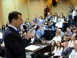 Медведев рассказал студентам, как влюблять в себя девушек (ВИДЕО)