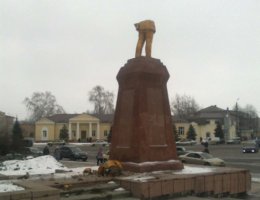 Мирошниченко и активисты "Свободы" разнесли памятник Ленину (ФОТО)