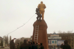 Мирошниченко и активисты "Свободы" разнесли памятник Ленину (ФОТО)